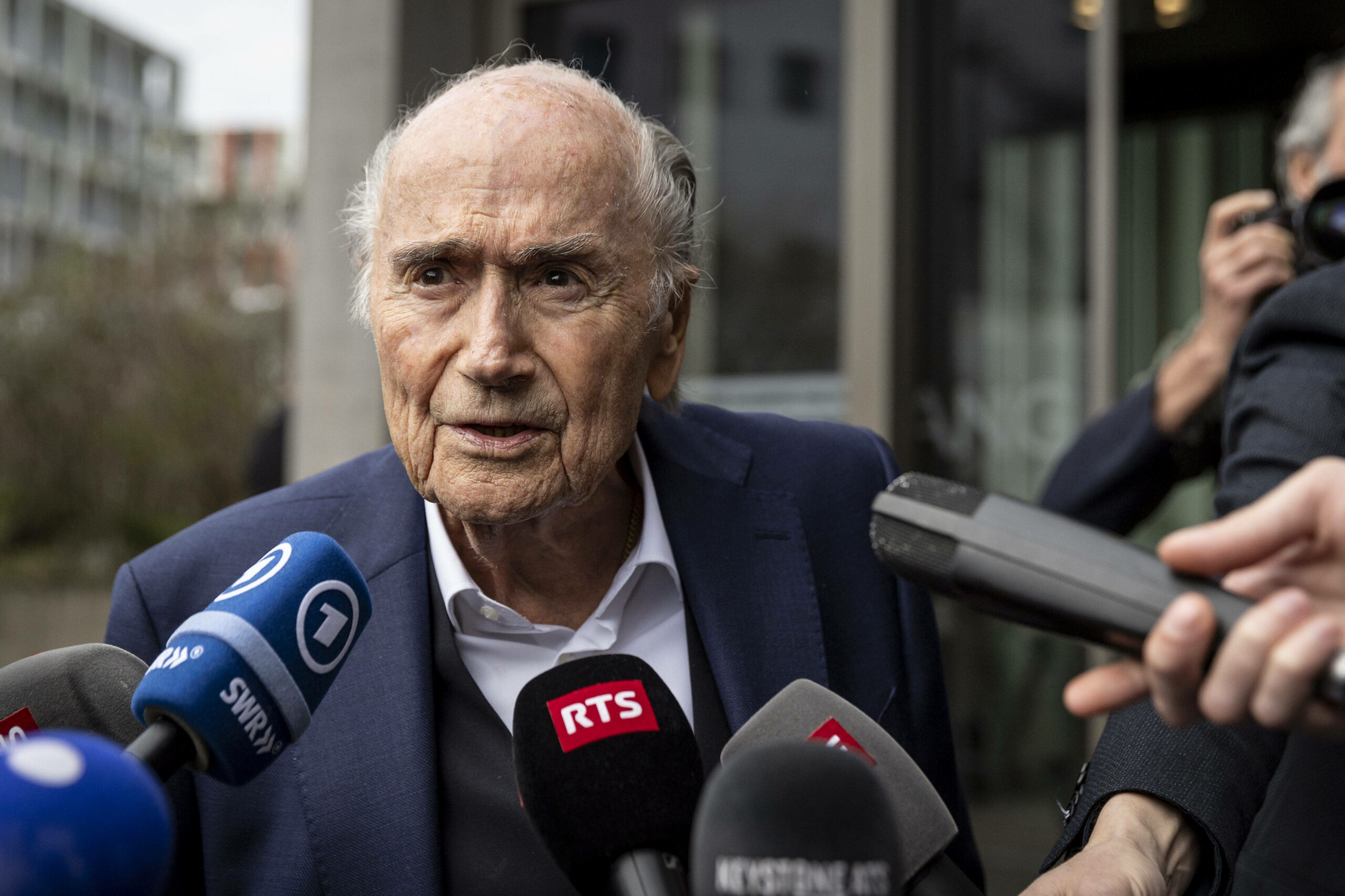 Ex-FIFA-Boss Joseph S. Blatter vor Mikrofonen