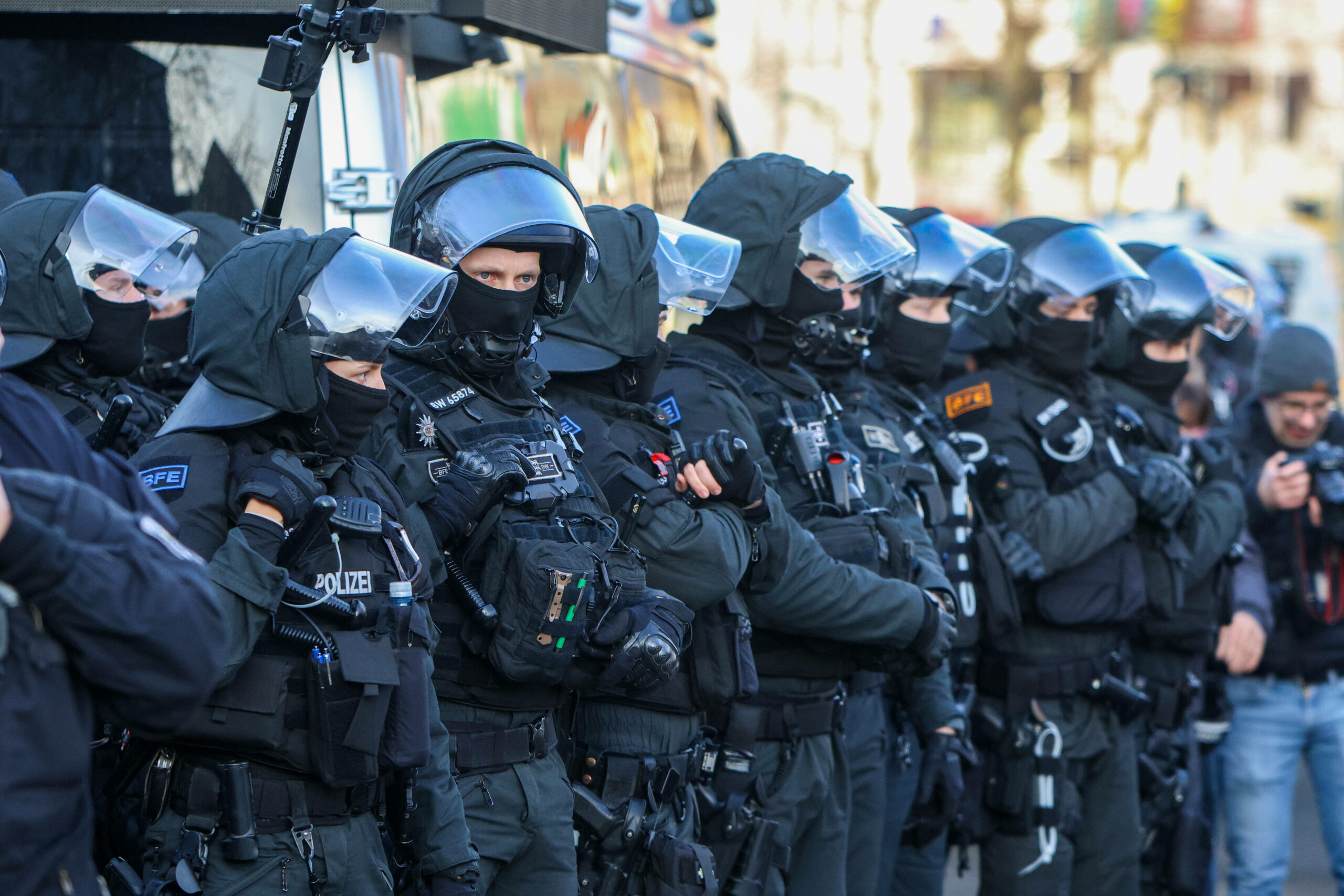 Die Bundespolizei bei einem Großeinsatz. Bei Ausschreitungen von Fans von Rot-Weiss Essen wurden zwei Polizisten verletzt.