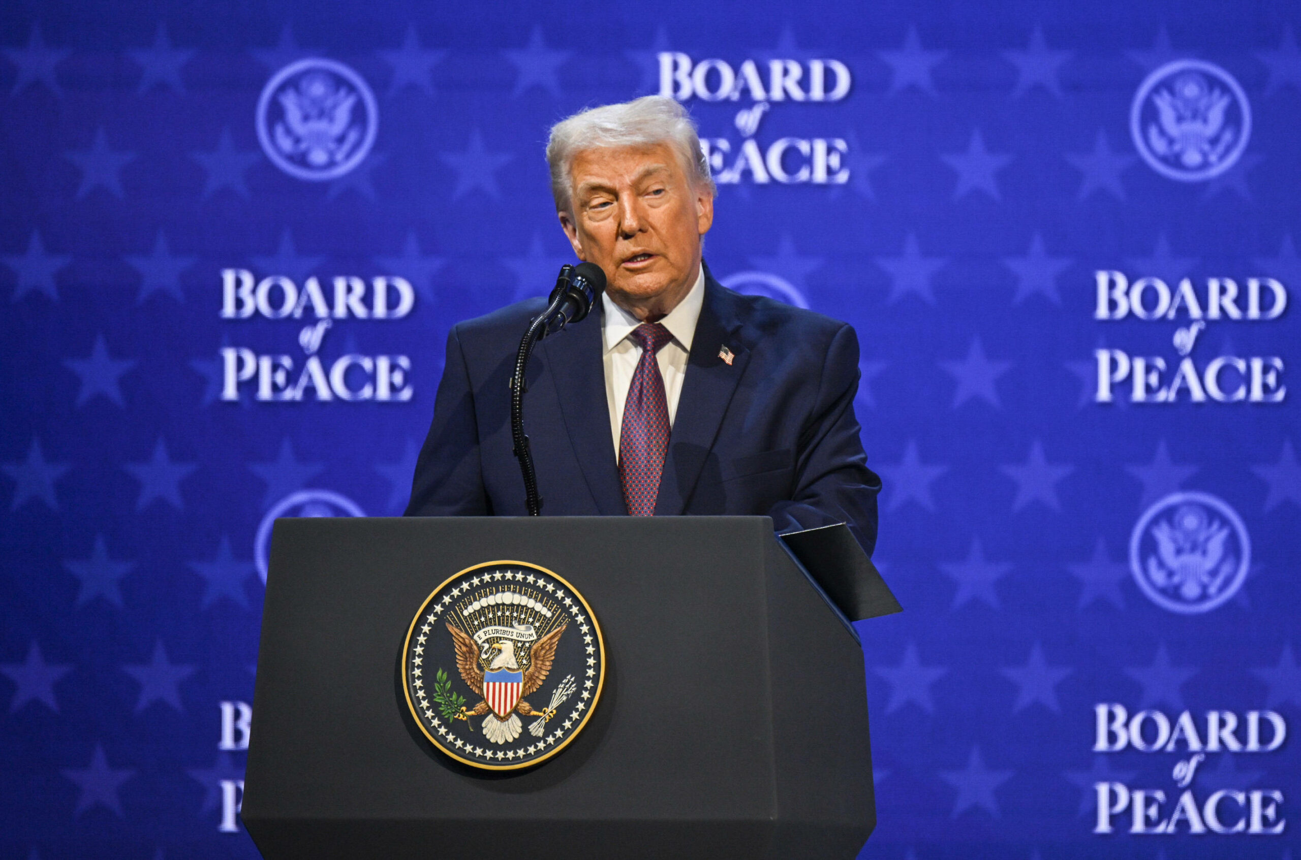 Donald Trump spricht auf einer Bühne