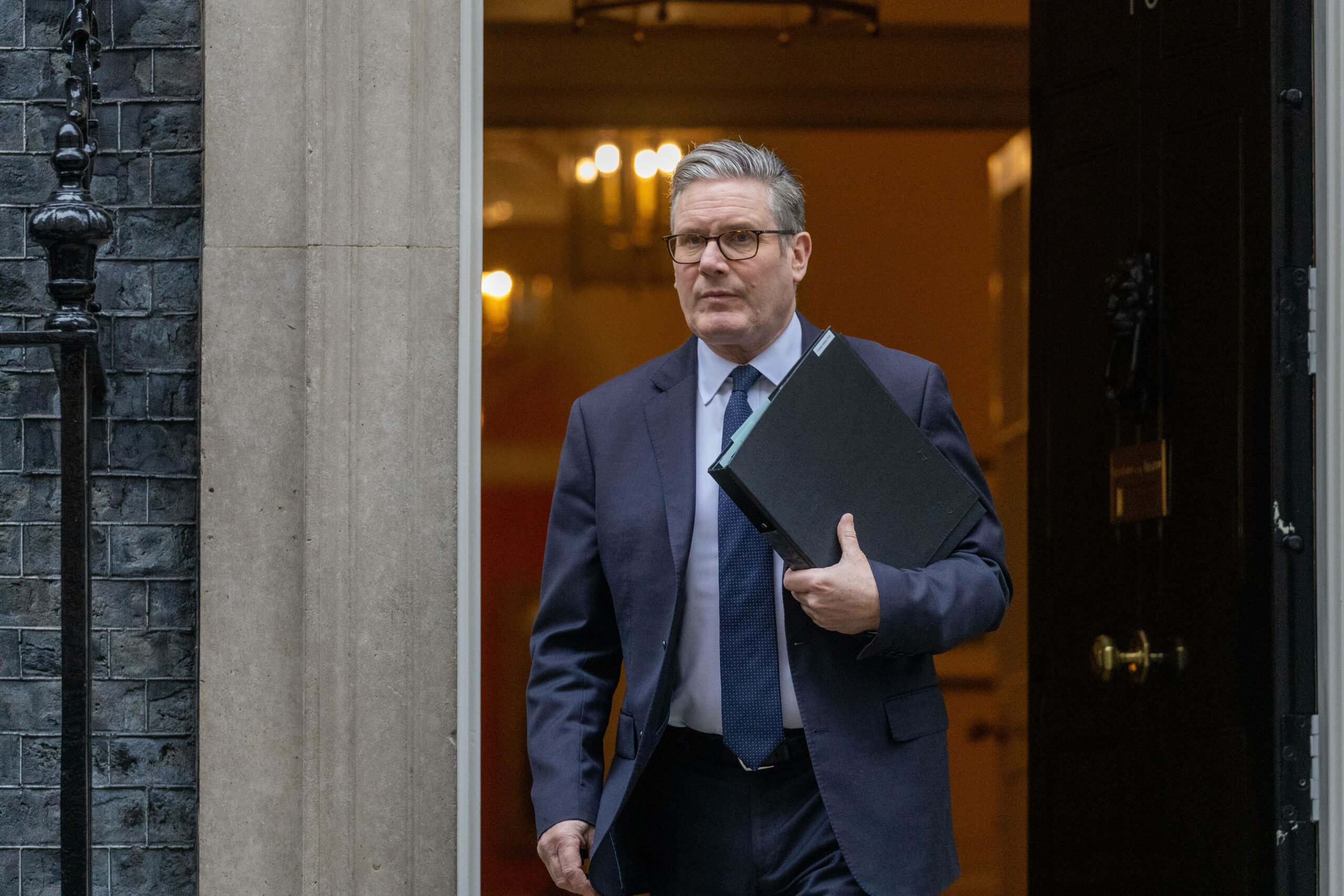 Premierminister Keir Starmer läuft aus einem Regierungsgebäude raus