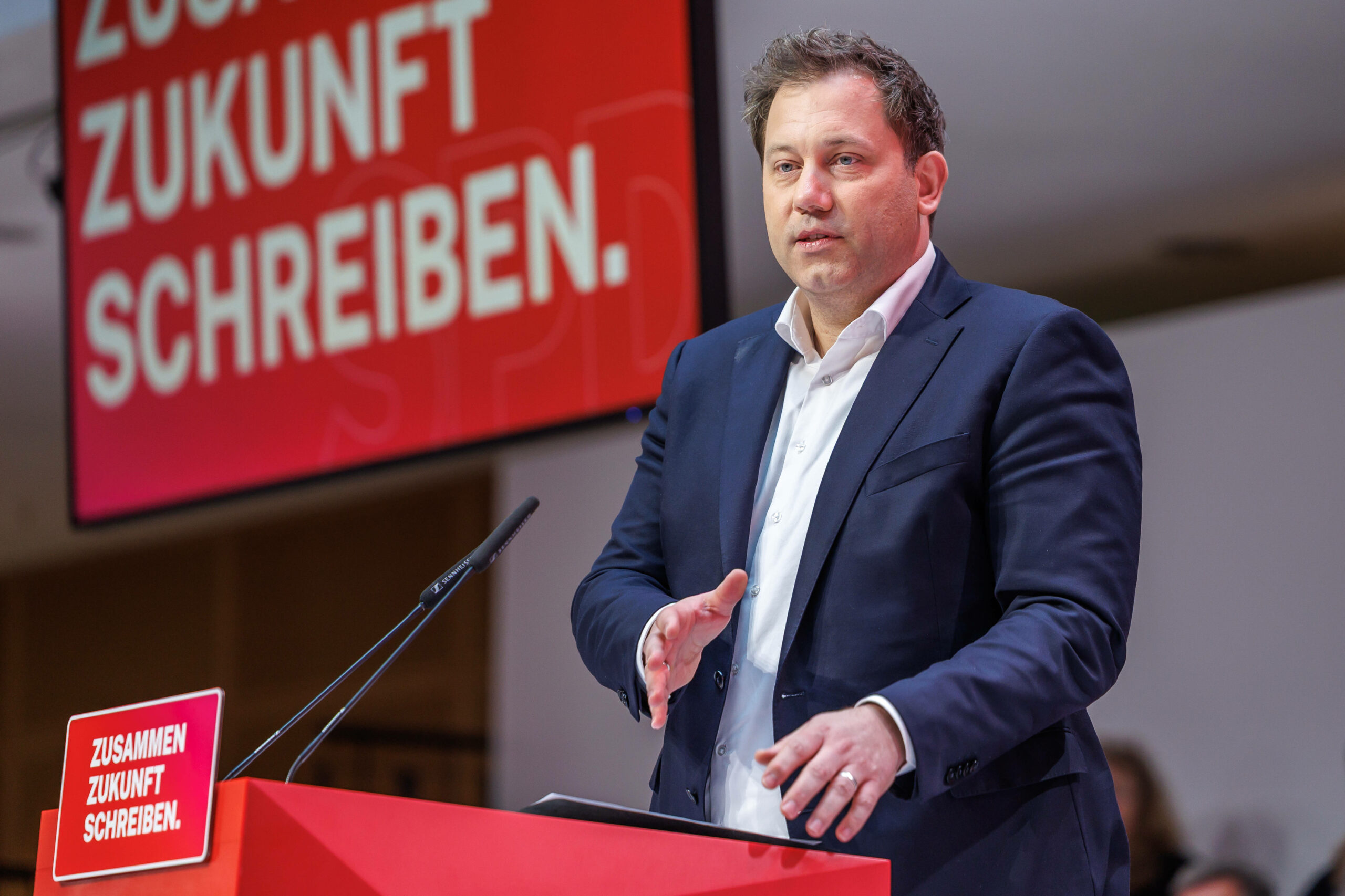 Lars Klingbeil spricht in ein Mikrofon