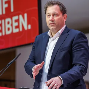 Lars Klingbeil spricht in ein Mikrofon