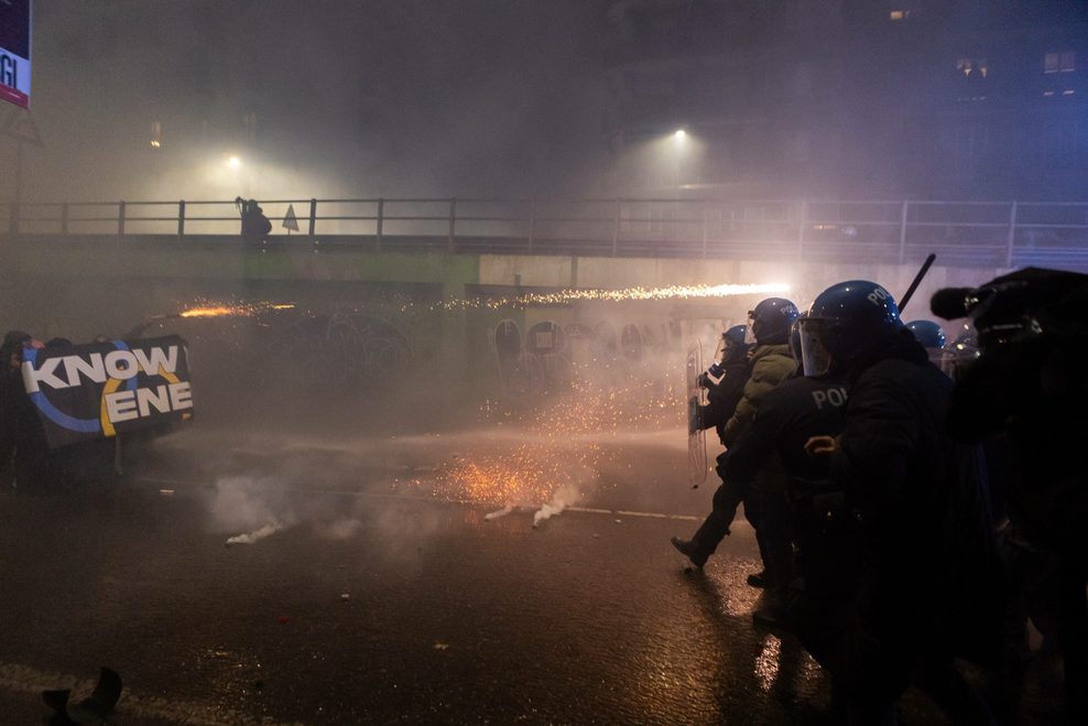 Die italienische Polizei und Demonstranten geraten in einer Auseinandersetzung aneinander.
