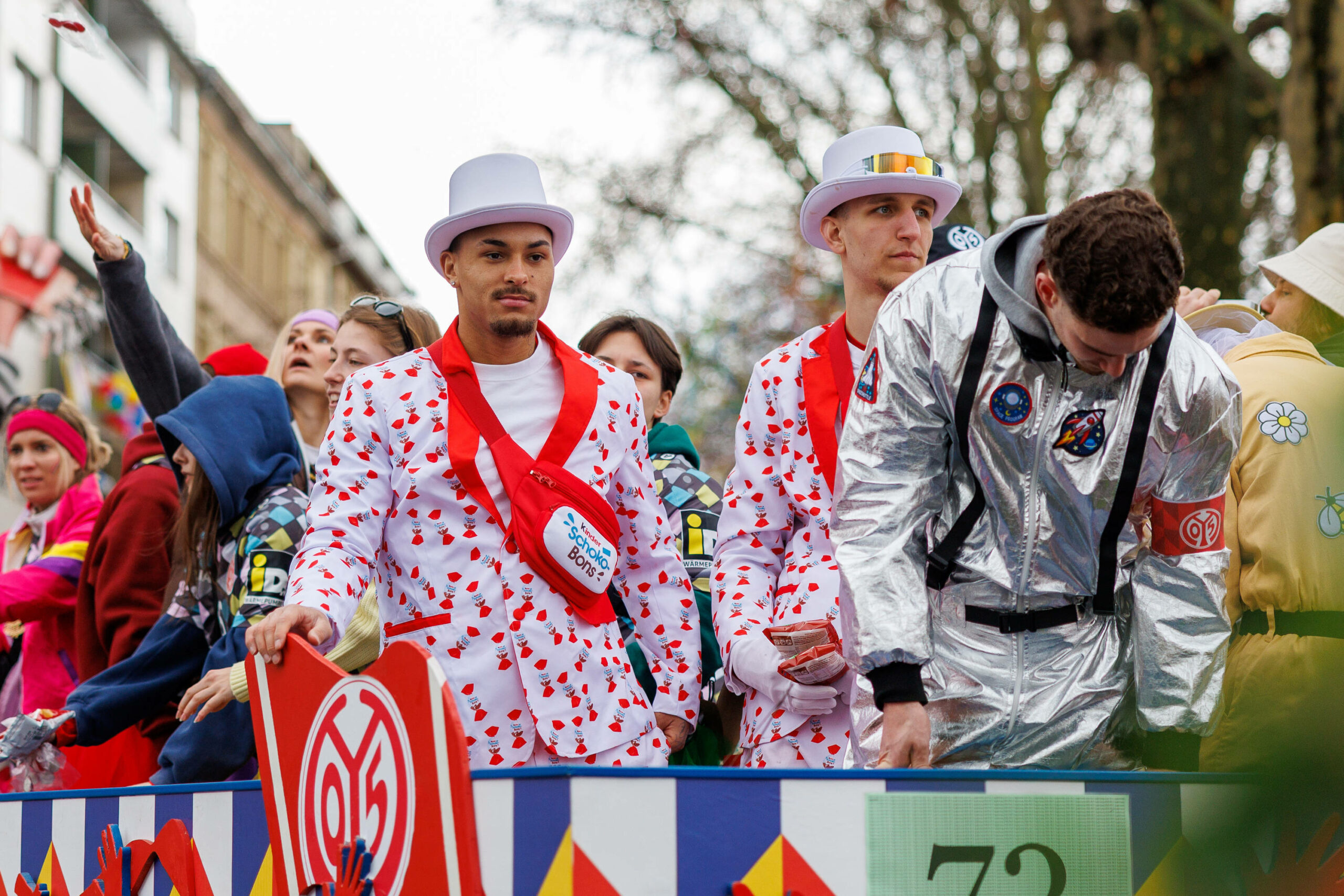 Verkleidete Mainz-Spieler auf einem Wagen im Rosenmontagszug
