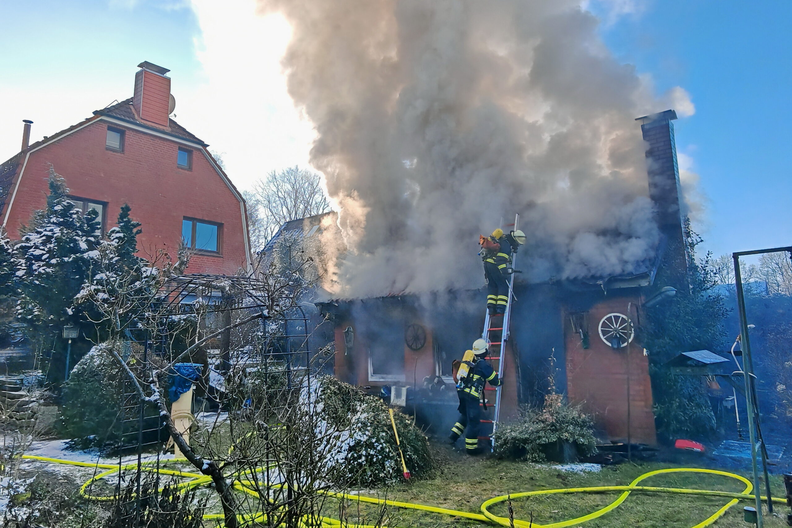Einsatz im Heckkatenweg in Lohbrügge: Im Garten eines Hauses brannte eine Laube lichterloh.