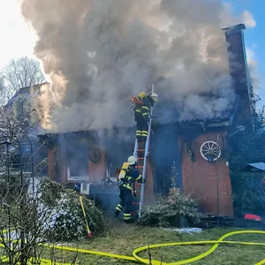Einsatz im Heckkatenweg in Lohbrügge: Im Garten eines Hauses brannte eine Laube lichterloh.