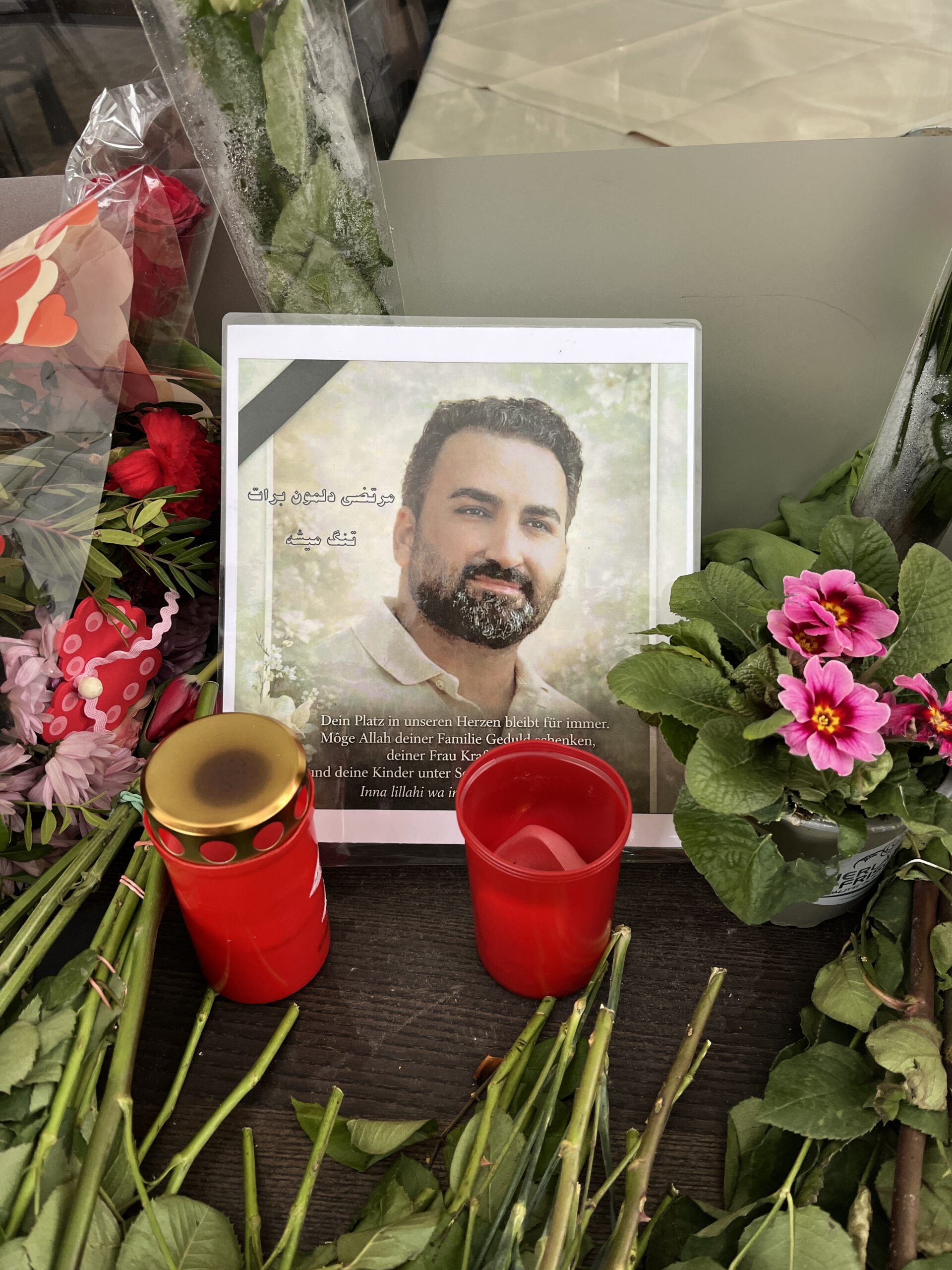 Blumen, Kerzen und Fotos des Verstorbenen wurden vor dem Restaurant „Sepideh“ niedergelegt.