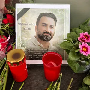 Blumen, Kerzen und Fotos des Verstorbenen wurden vor dem Restaurant „Sepideh“ niedergelegt.