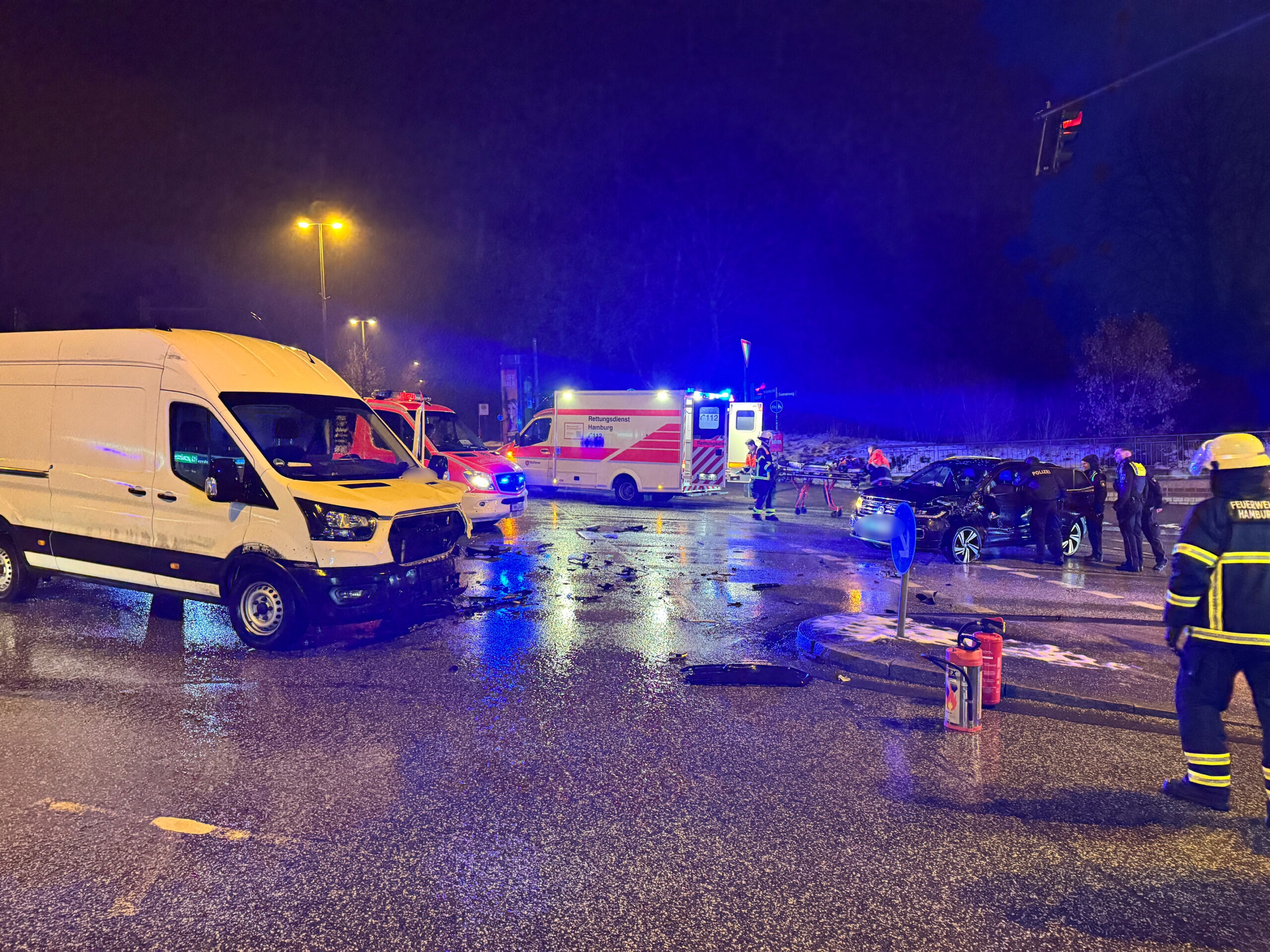 Zwei Personen wurden bei dem Unfall in Tonndorf verletzt.