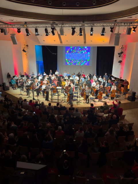 Das Streichorchester der Orchesterschule der Staatlichen Jugendmusikschule am Mittelweg auf großer Bühne.