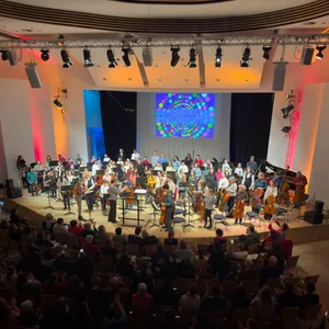 Das Streichorchester der Orchesterschule der Staatlichen Jugendmusikschule am Mittelweg auf großer Bühne.
