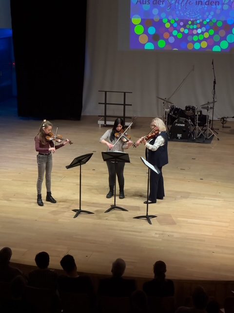 Elena Kondraschowa mit zwei hörgeschädigten Kindern des Musik-Projektes „Aus der Stille in den Klang“.