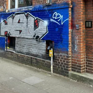 Ein HSV-Graffito an der Wand des Hauses in der Schützenstraße 16.