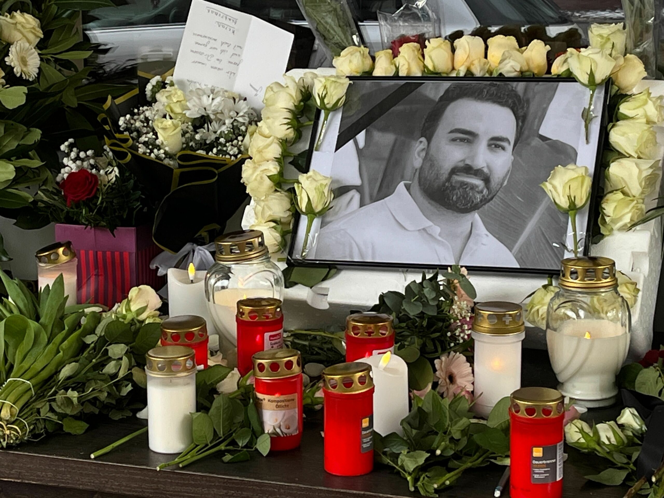 Bilder, Blumen und Kerzen schmücken die Front des Restaurants „Sepideh“.