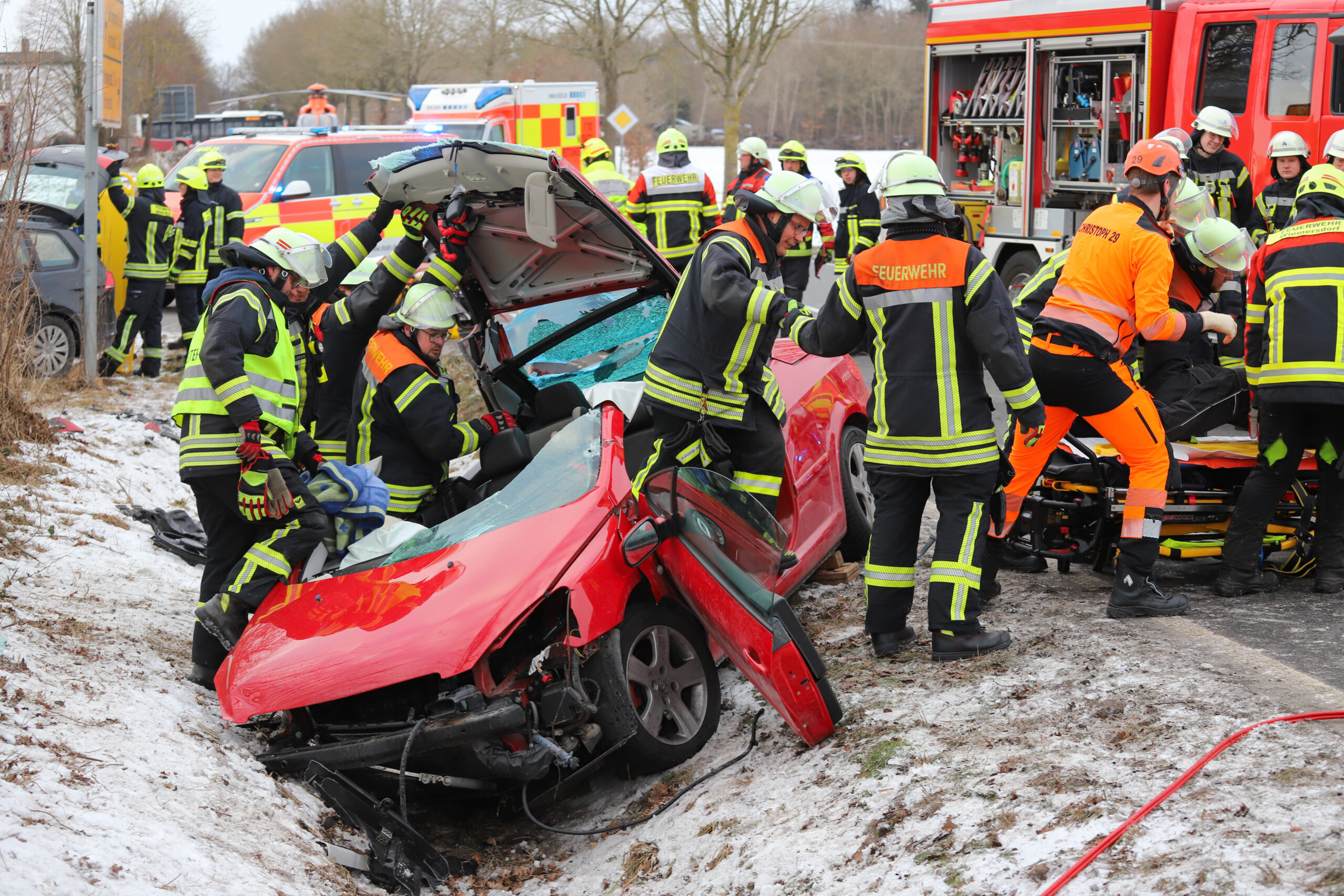Ein Auto ist bei dem Unfall nahe Hasenkrug völlig demoliert im Graben gelandet.