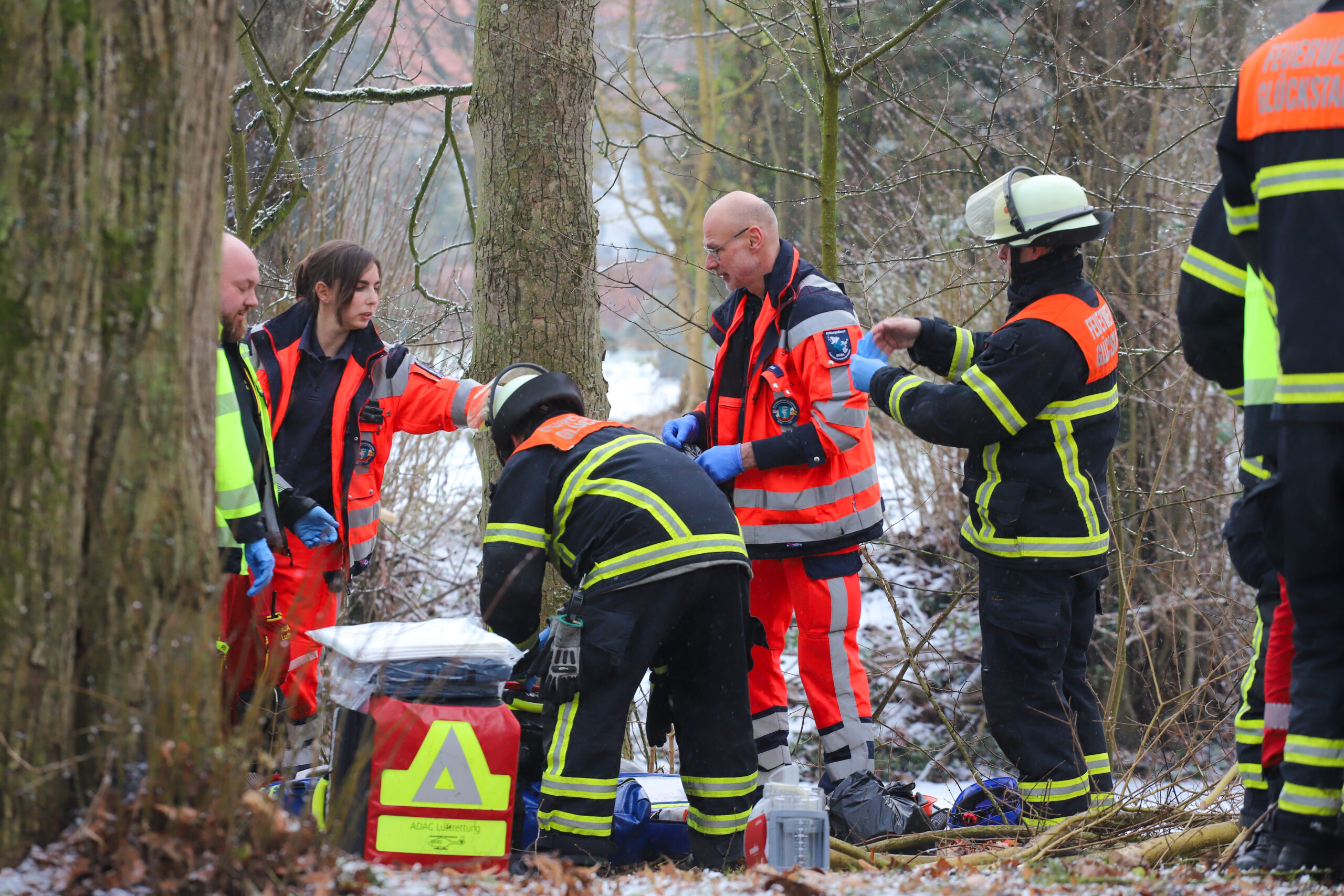 Tödlicher Arbeitsunfall in Glückstadt: Notarzt und Sanitäter am Unglücksort.