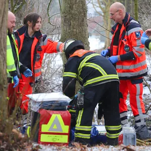 Tödlicher Arbeitsunfall in Glückstadt: Notarzt und Sanitäter am Unglücksort.