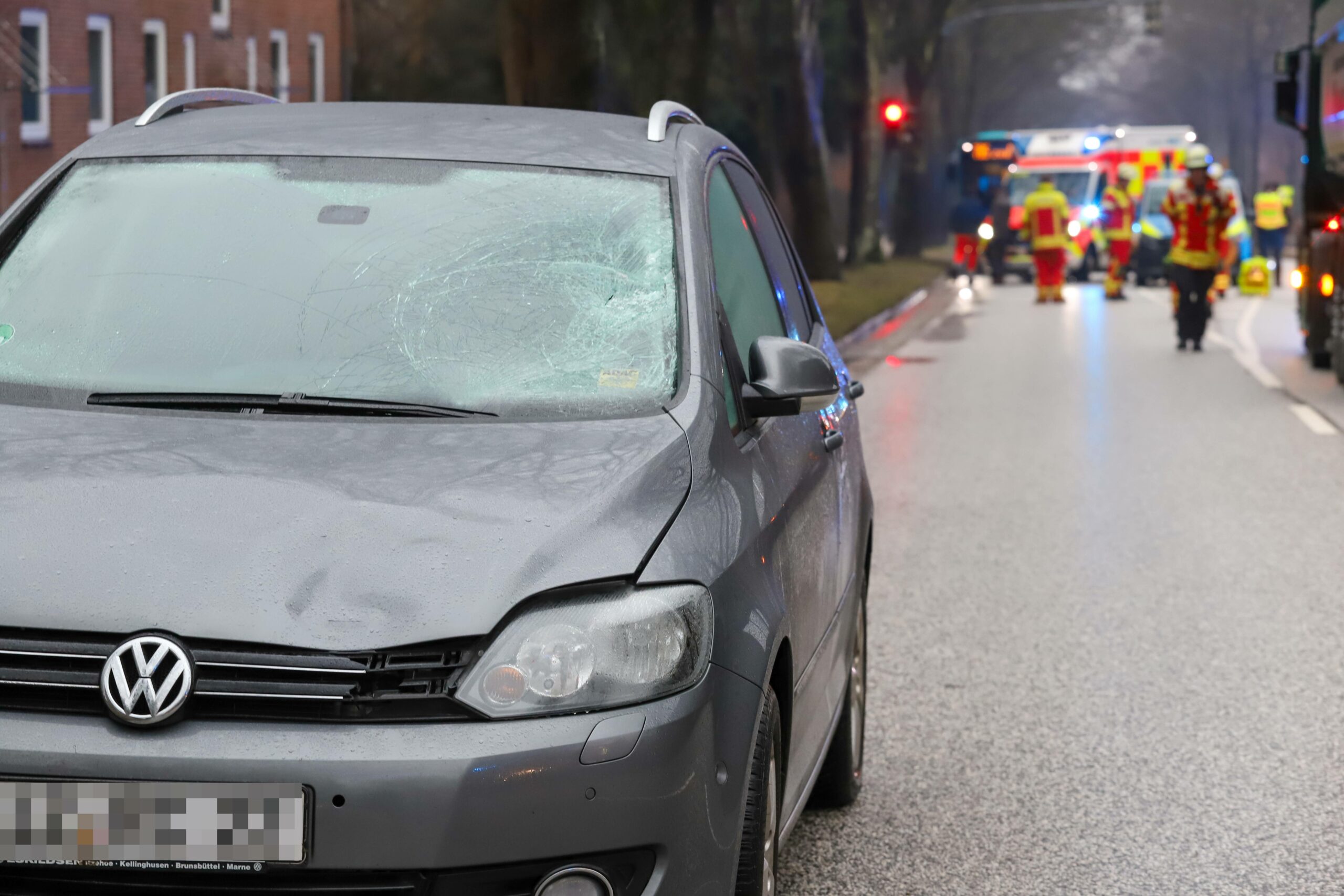 VW mit zersplitterter Windschutzscheibe