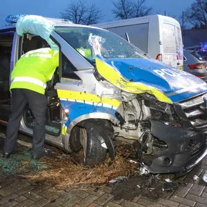 Nach einem Crash in Holm ist der Polizeiwagen völlig demoliert.