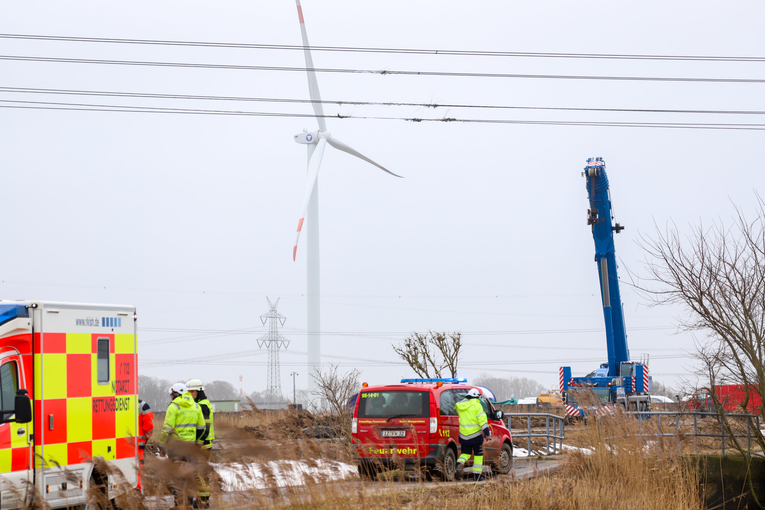 Ein Kranfahrer ist in die Hochspannungsleitung gefahren und hat sie dabei beschädigt.
