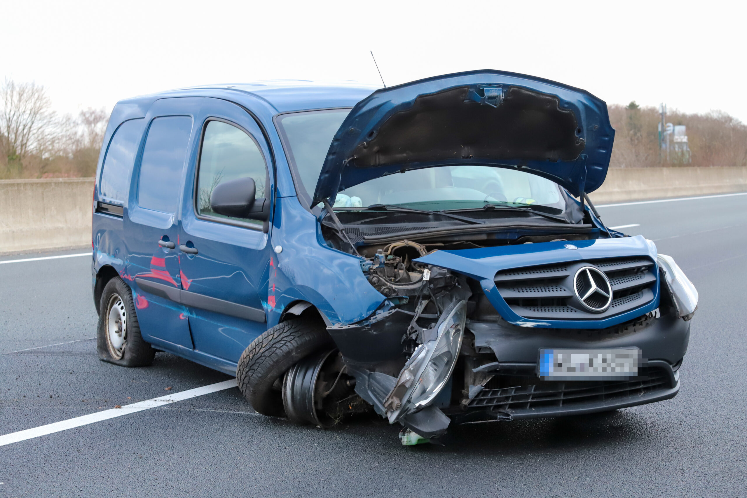 Ein beschädigter Mercedes auf der Autobahn