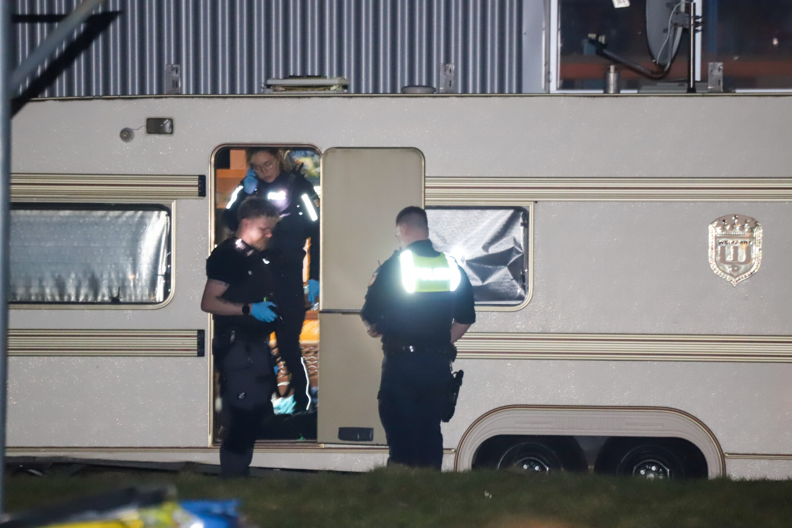 In diesem Wohnwagen in Groven wurde ein 27-Jähriger im SChlaf attackiert.