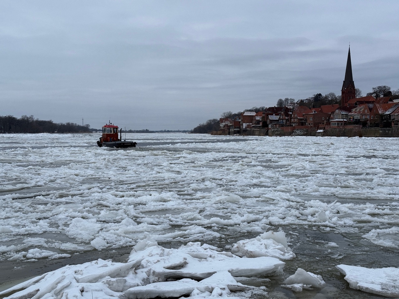 Die Eisbildung auf der Elbe bei Lauenburg hat erheblich zugenommen. Das hat Folgen auch für den hamburger Hafen.