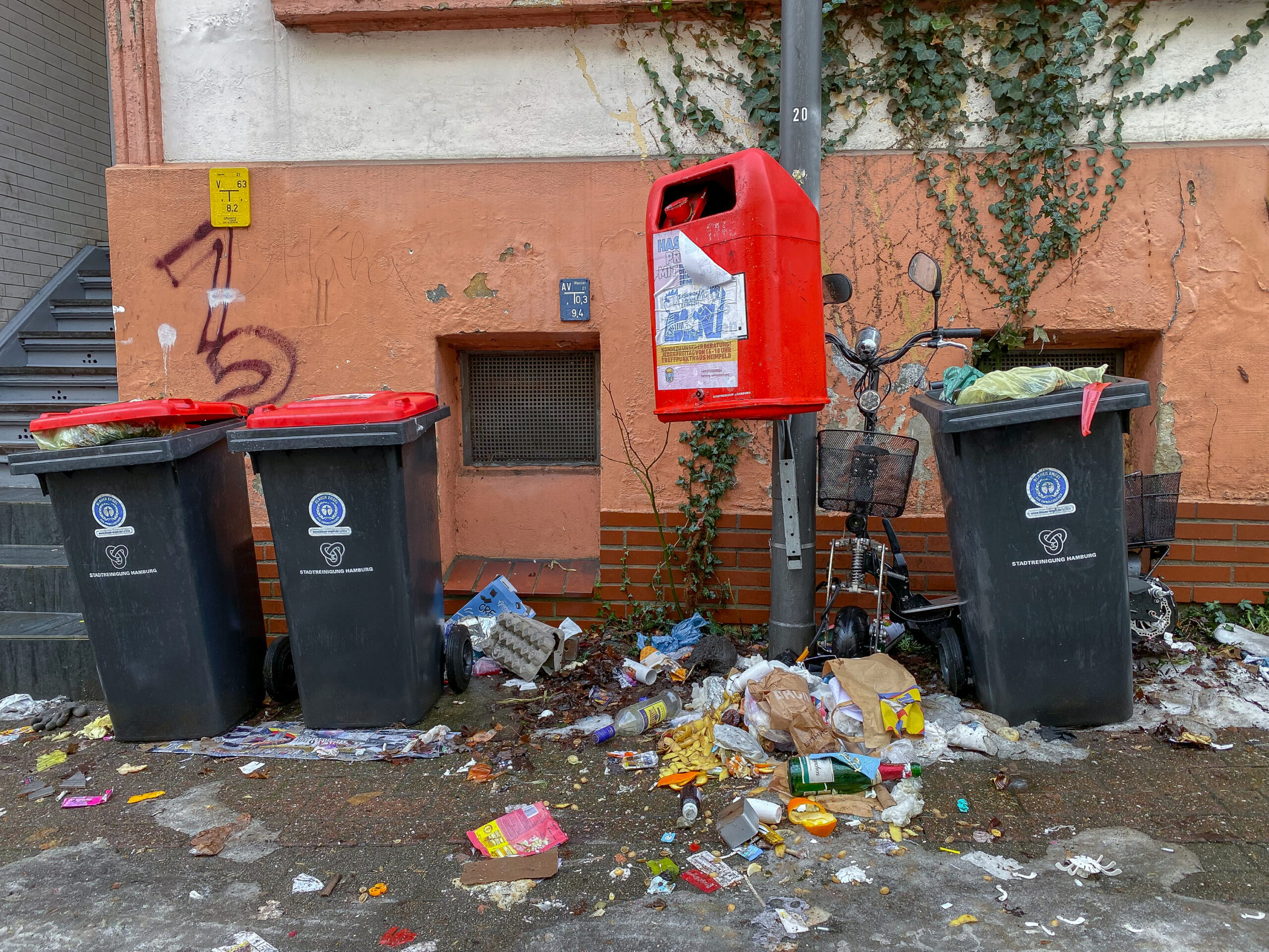 Phönix-Viertel voller Müll: Neben den Tonnen sammeln sich kaputte Flaschen, Fahrradgerippe und Eierpappen.