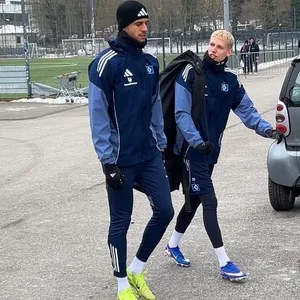 Albert Grønbæk marschiert zusammen mit Robert Glatzel auf den Trainingsplatz