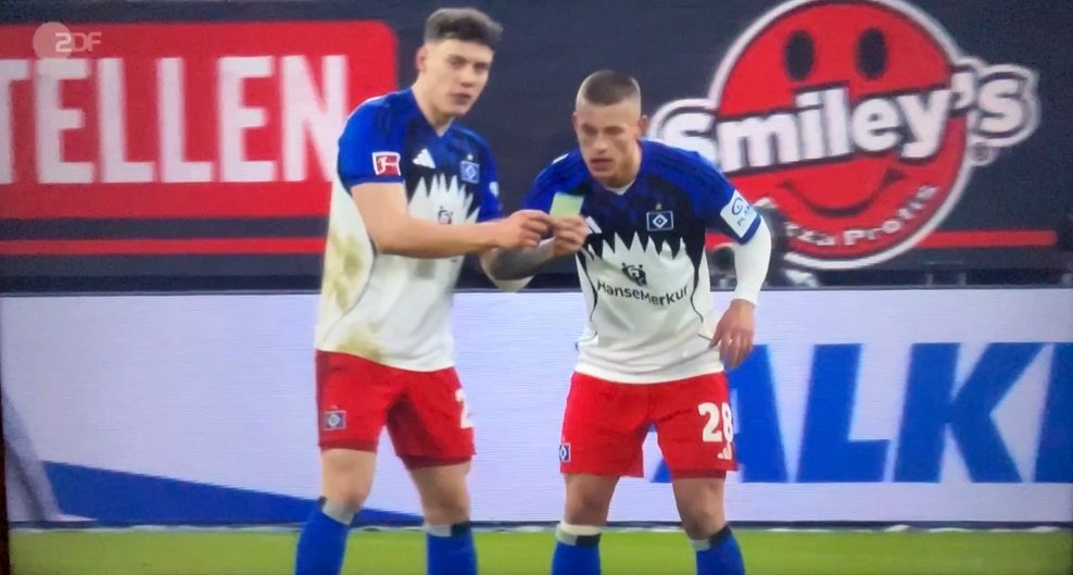 HSV-Profi Nicolai Remberg gibt seinem Kollegen Miro Muheim (r.) Anweisungen.