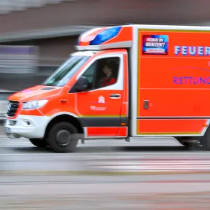 Ein Krankenwagen als Symbolfoto für Prozess gegen Ex-Kampfssportler in Hamburg
