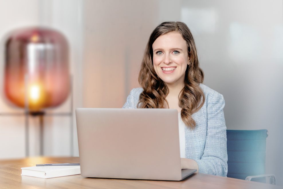 Ljubow Strobel sitzt an ihrem Laptop. 