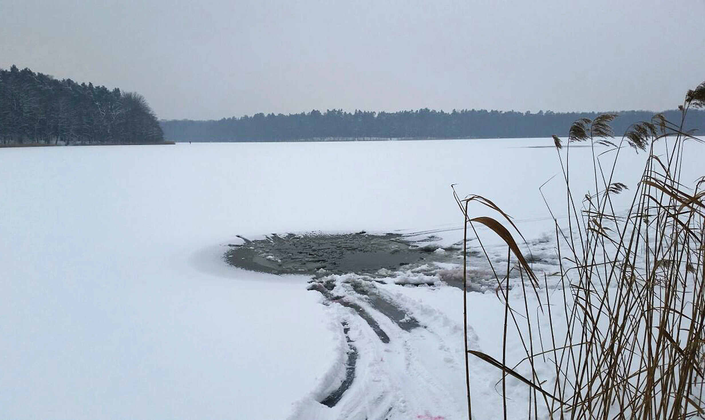 Eingebrochenes Eis (Symbolbild).