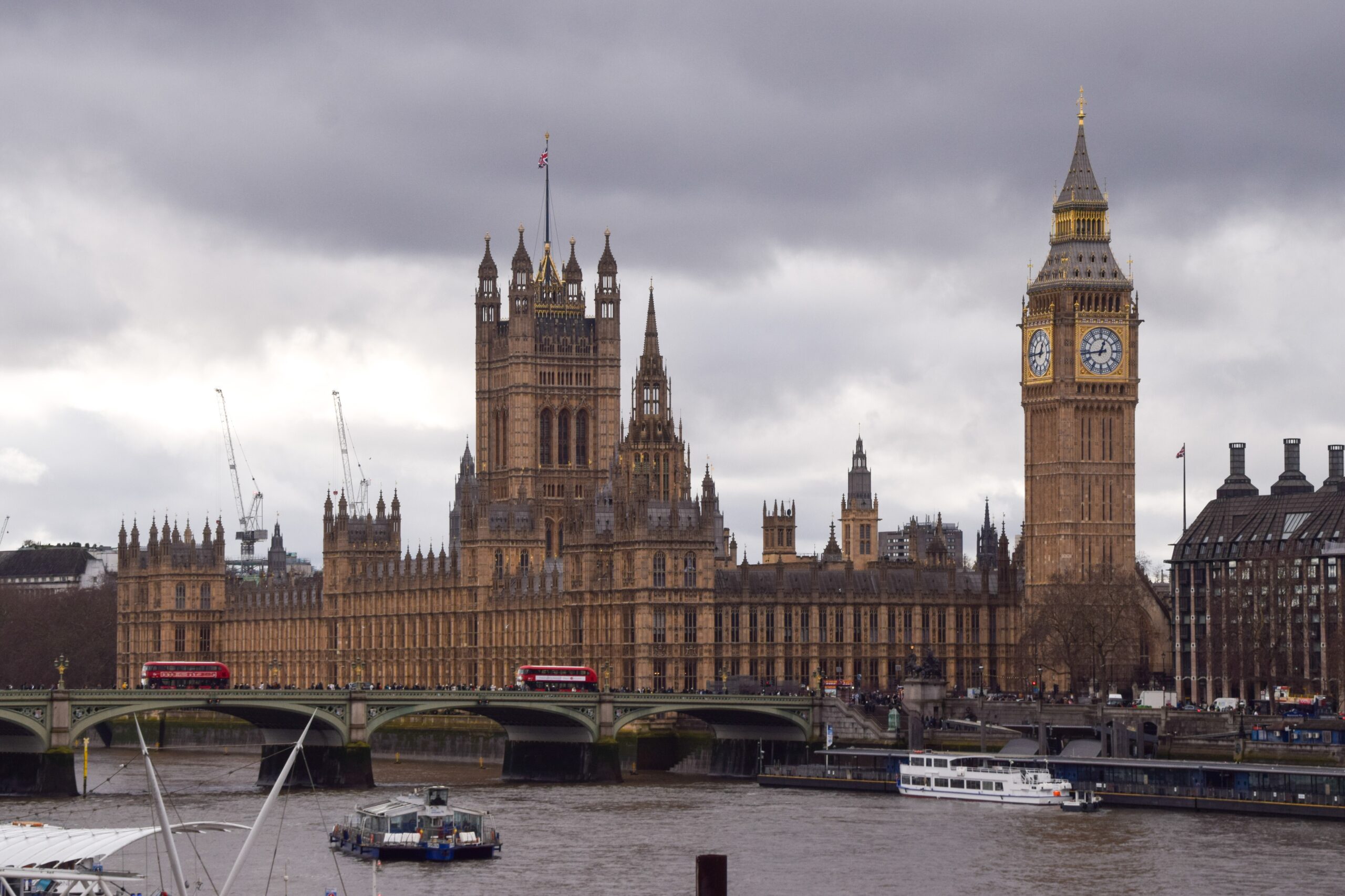 Blick auf die Houses of Parliament in London (Archivbild). Auf einer Klassenfahrt in die britische Hauptstadt starb eine Schülerin.