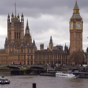 Blick auf die Houses of Parliament in London (Archivbild). Auf einer Klassenfahrt in die britische Hauptstadt starb eine Schülerin.