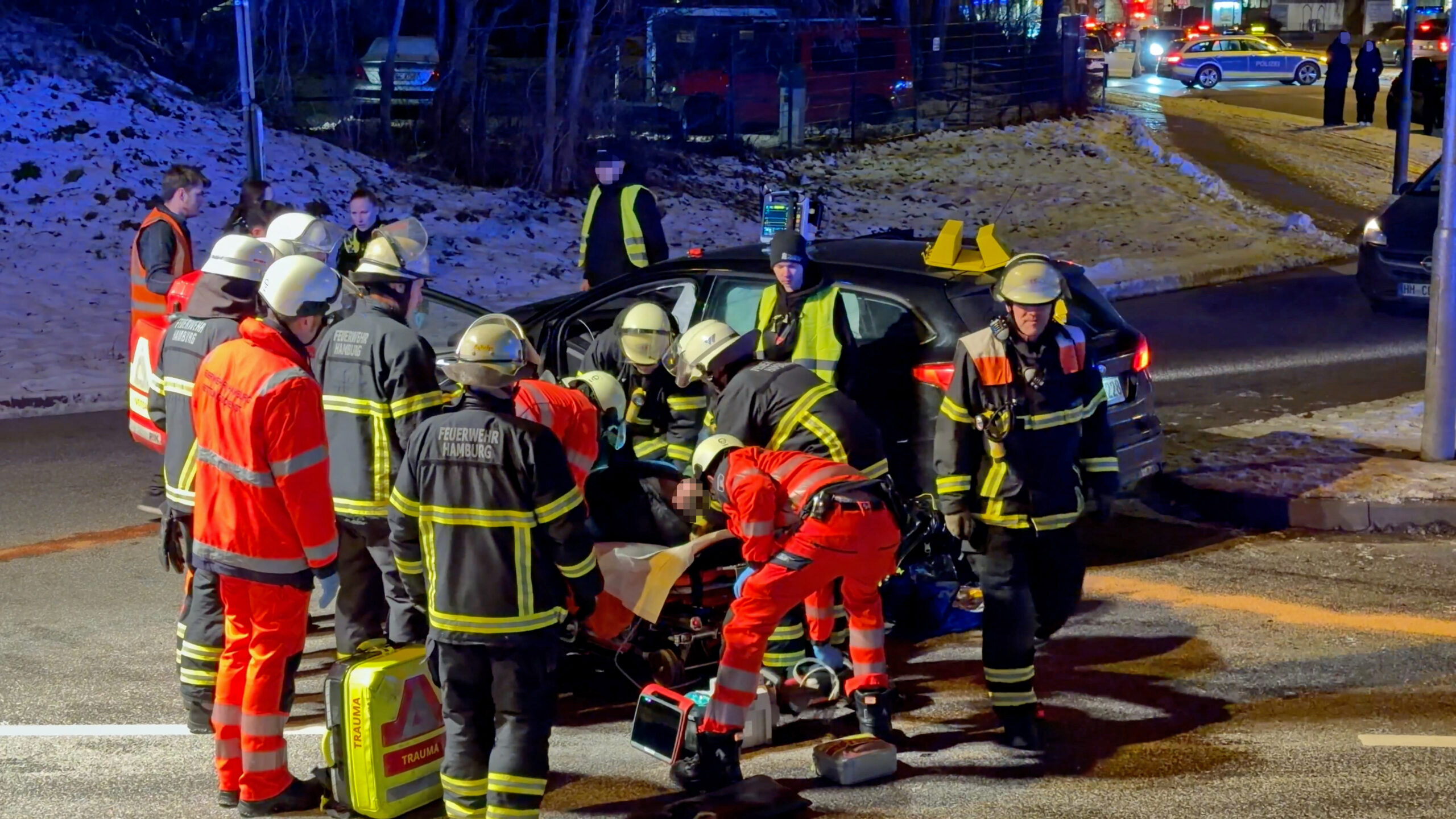 Rettungskräfte kümmern sich nach dem Unfall um die verletzte Fahrerin.