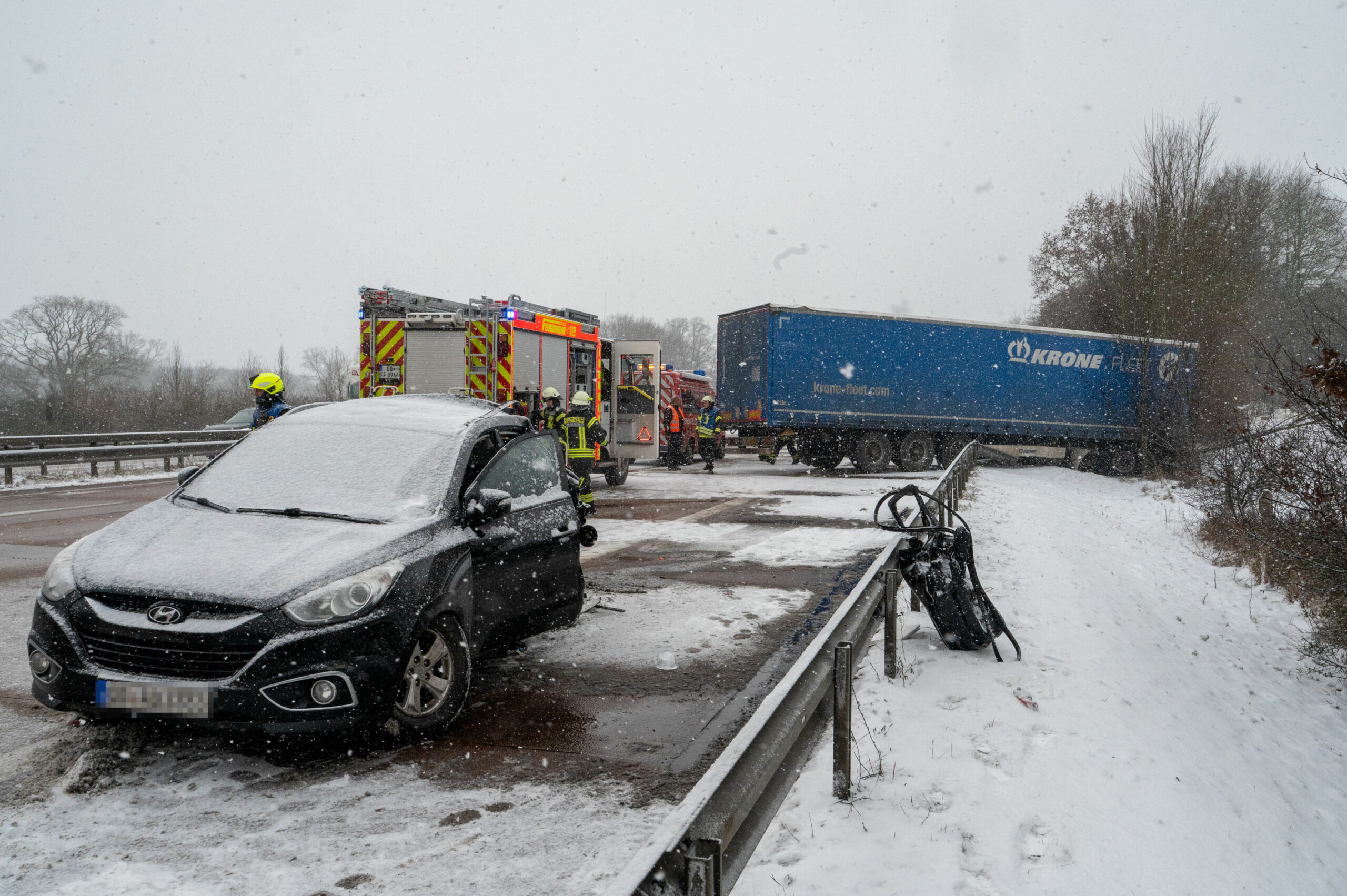 Die A1 ist in Richtung Hamburg gesperrt, nachdem der Fahrer eines Sattelzugs die Kontrolle verloren hatte.