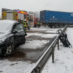 Die A1 ist in Richtung Hamburg gesperrt, nachdem der Fahrer eines Sattelzugs die Kontrolle verloren hatte.