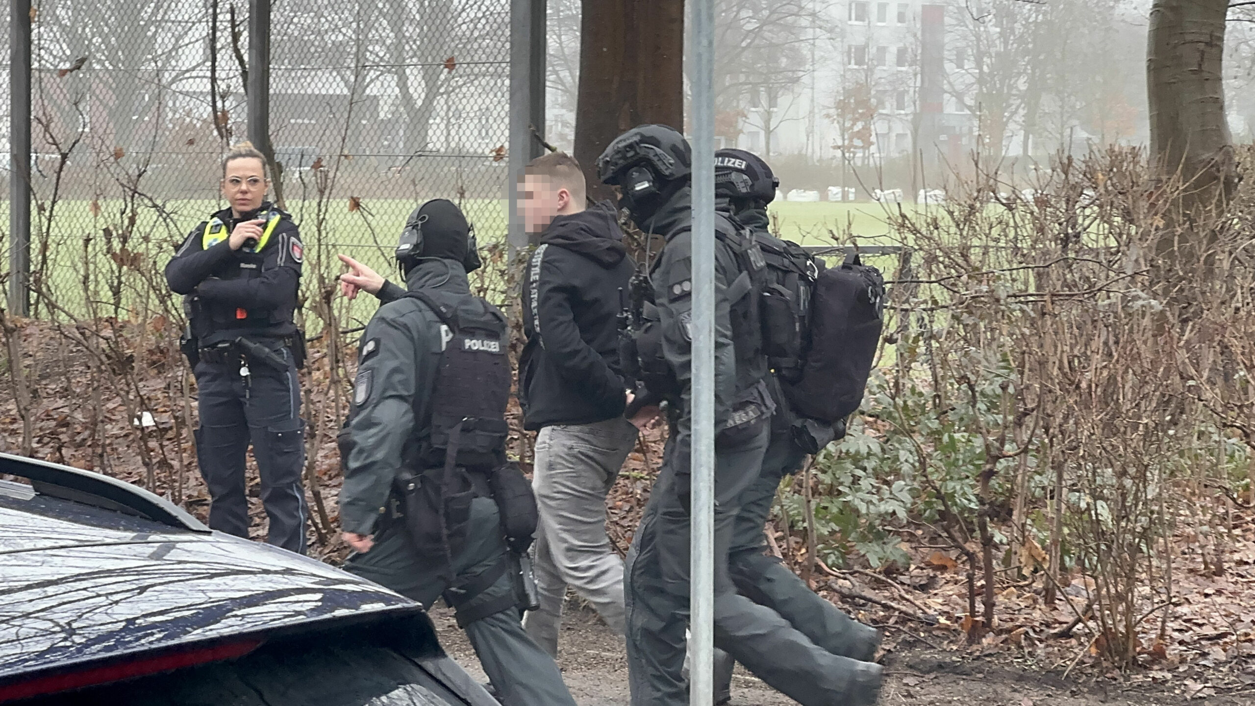 Ein Jugendlicher wurde festgenommen, er soll mit einer Waffe auf dem Schulgelände gesehen worden sein.