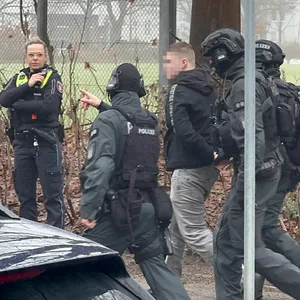 Ein Jugendlicher wurde festgenommen, er soll mit einer Waffe auf dem Schulgelände gesehen worden sein.