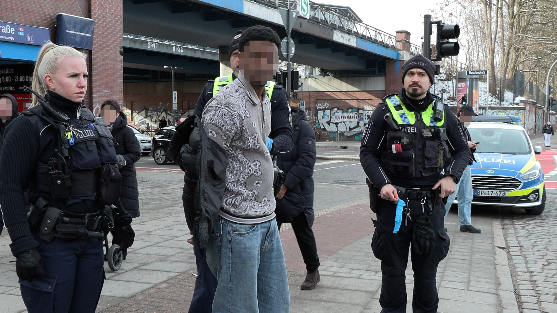 Einer der Männer wurde festgenommen und zur Wache gebracht.