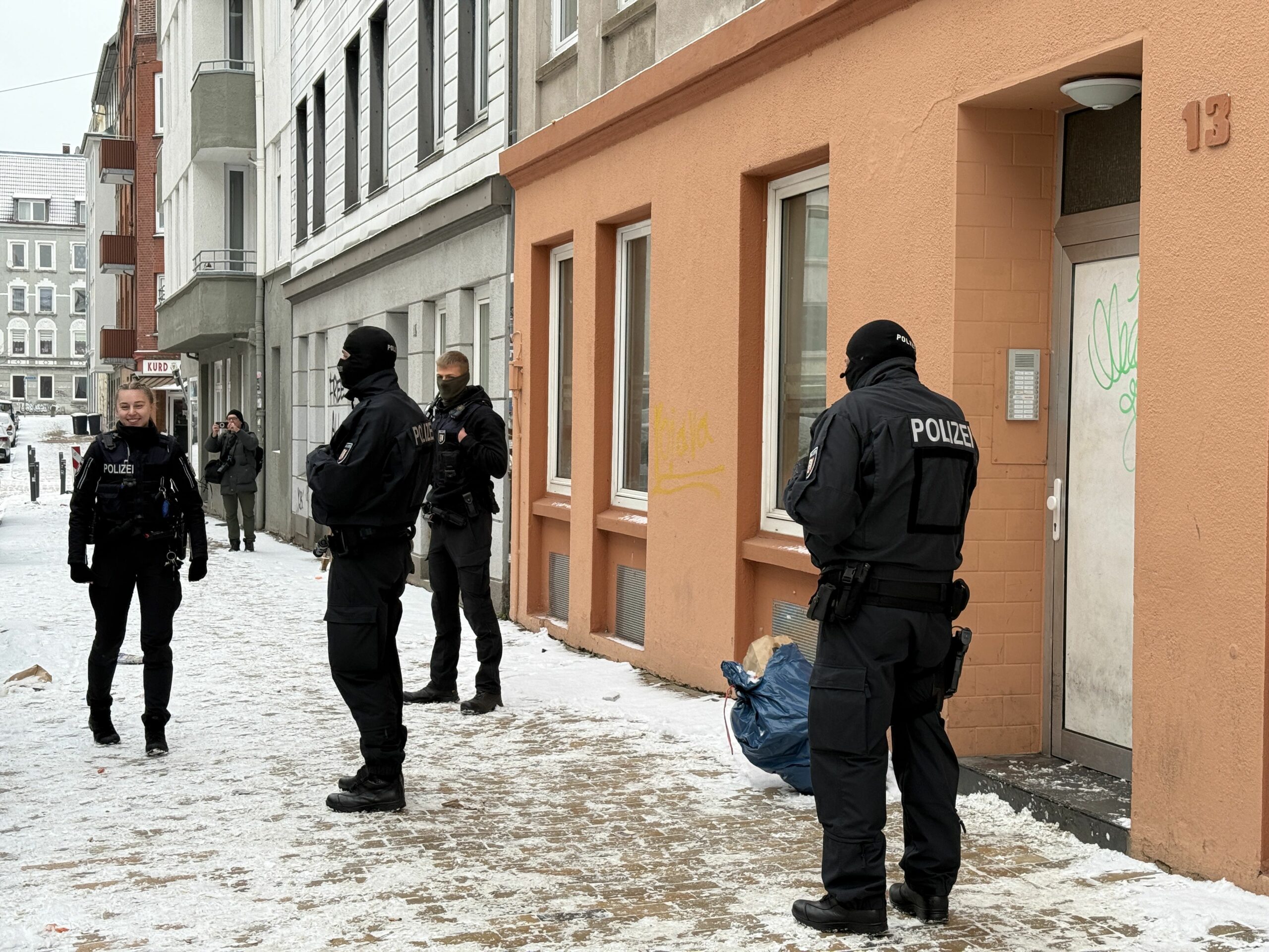 Zahlreiche Wohnungen und Geschäftsräume wurden im Stadtteil Gaarden durchsucht.