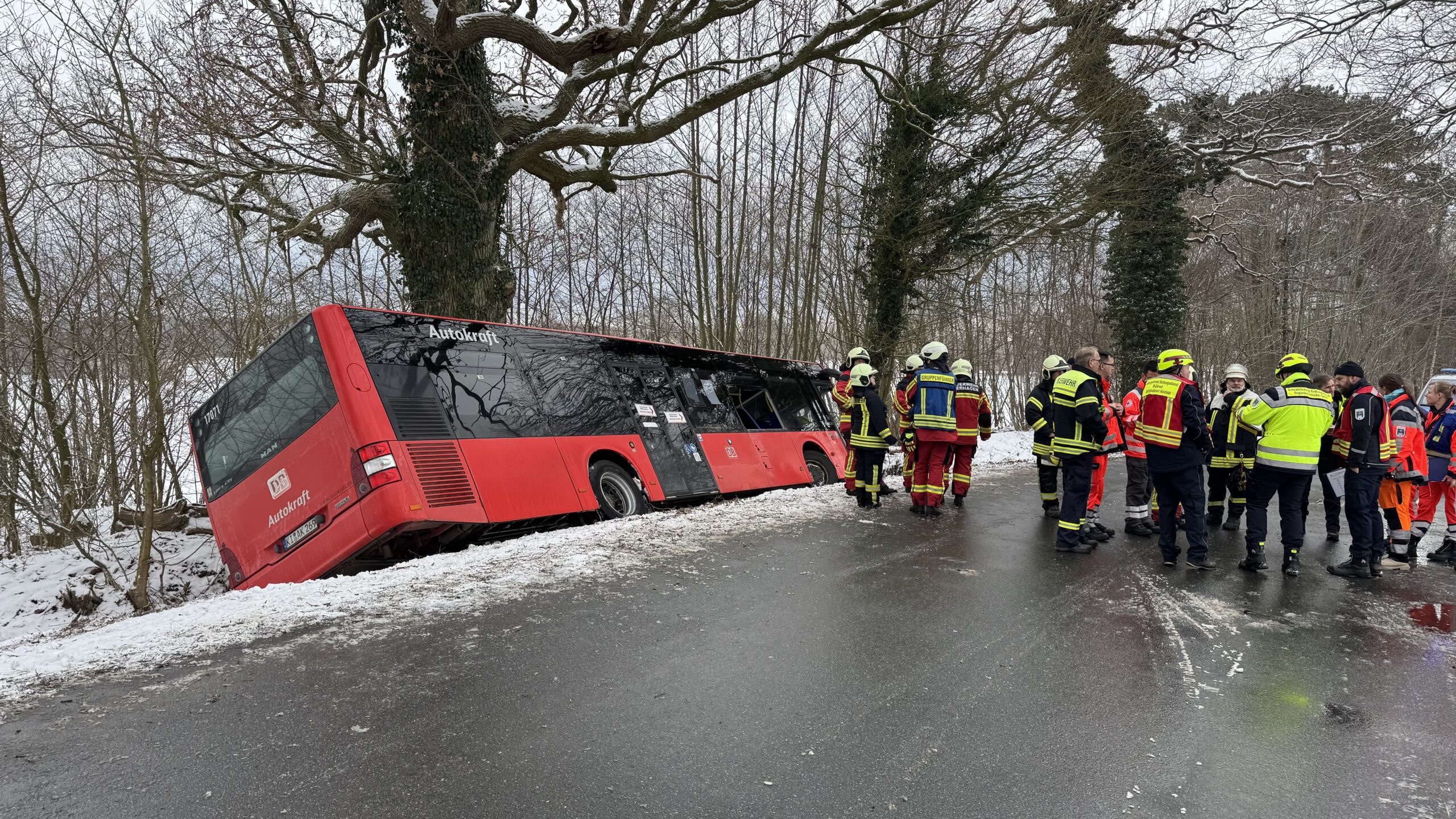 Der Bus mit Schulkindern ist in einen Graben gerutscht.