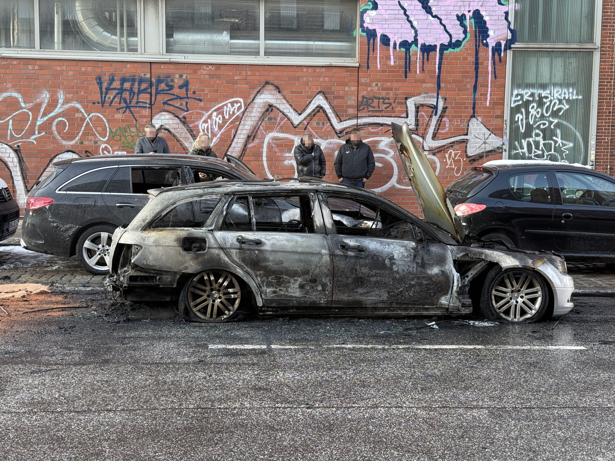 Ein Mercedes wurde durch die Flammen vollständig zerstört, ein weiterer wurde ebenfalls beschädigt.