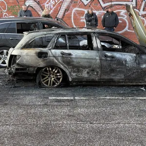 Ein Mercedes wurde durch die Flammen vollständig zerstört, ein weiterer wurde ebenfalls beschädigt.