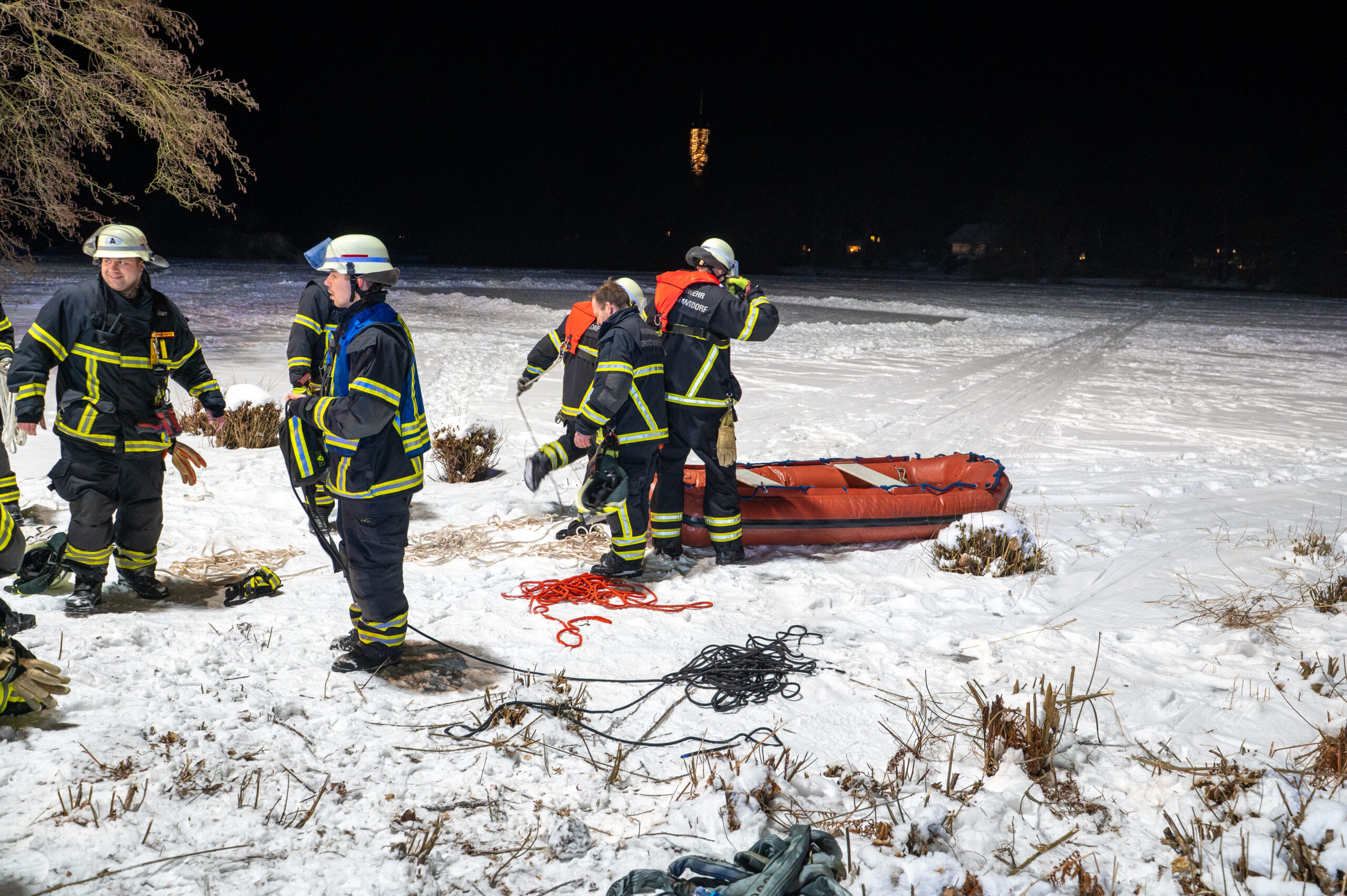 Die Feuerwehr suchte den gesamten Teich ab.