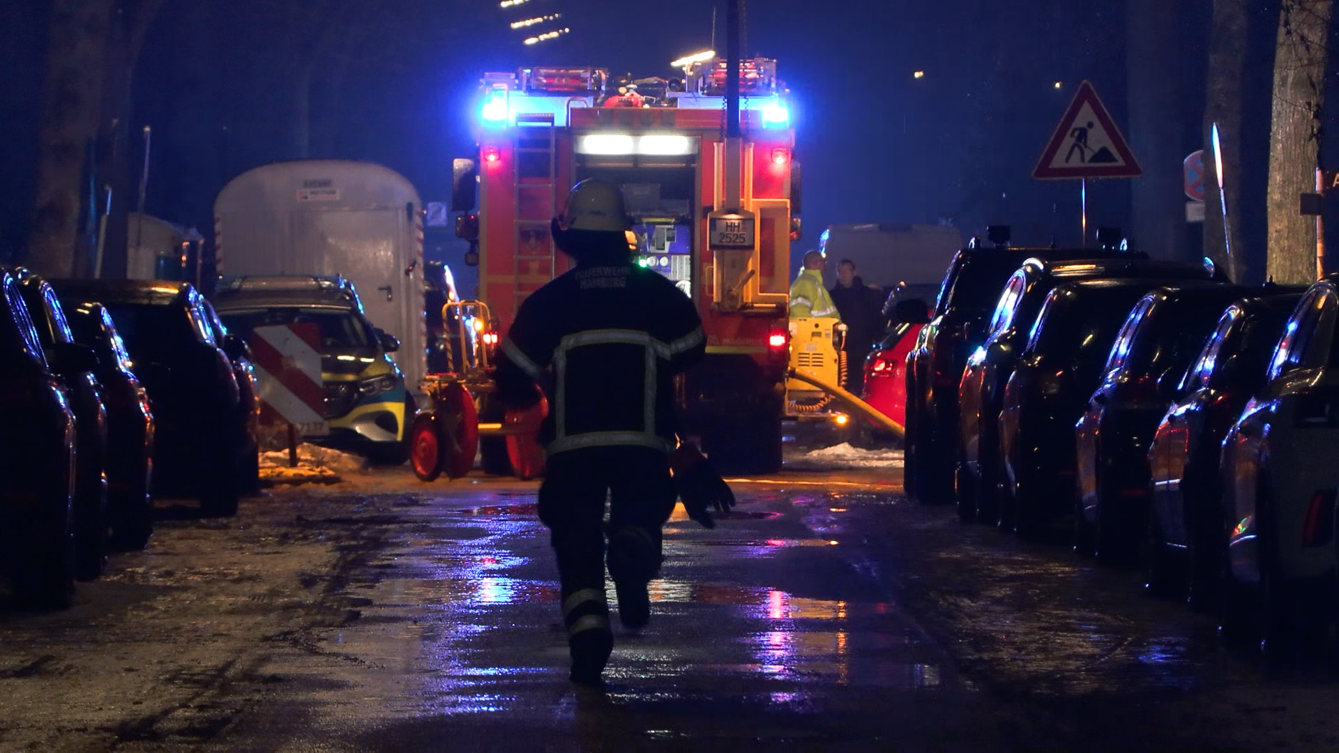 Die Feuerwehr am Einsatzort in Eilbek.