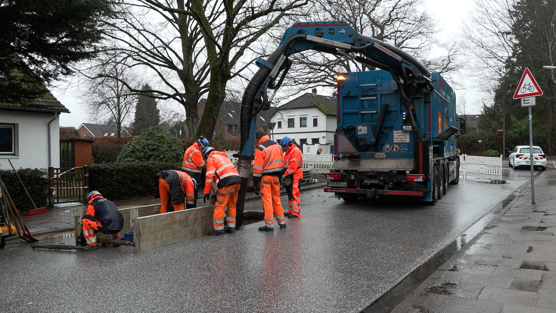 Fachkräfte von Hamburg Wasser haben begonnen, die Fahrbahn aufzureißen, um die defekte Leitung freizulegen.
