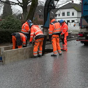 Fachkräfte von Hamburg Wasser haben begonnen, die Fahrbahn aufzureißen, um die defekte Leitung freizulegen.