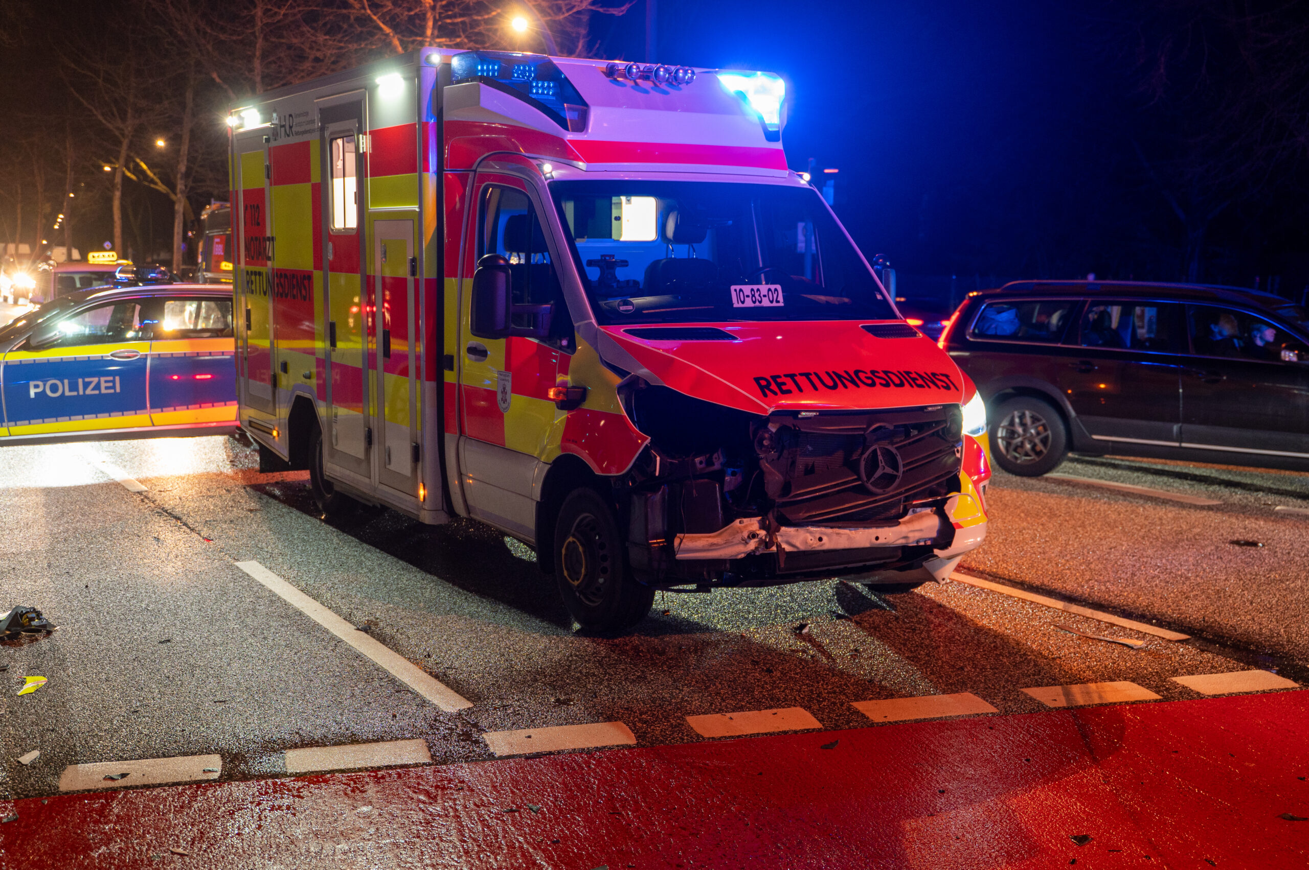 Rettungswagen Einsatz Unfall Pkw